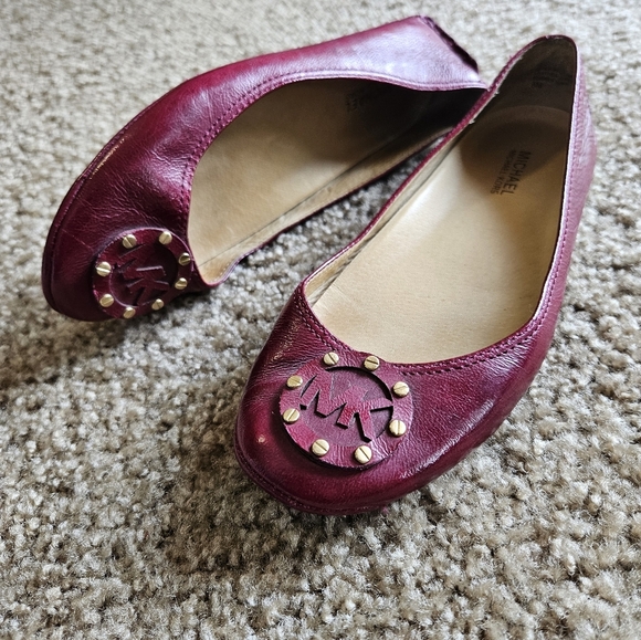 Michael Kors Magenta Flats with Floral Gold Logo Rosettes, Size 8 - Picture 2 of 6